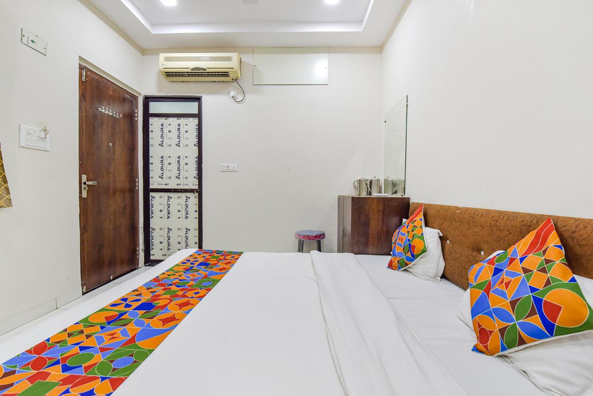 Fabexpress Devani Palace Ujjain Exterior photo